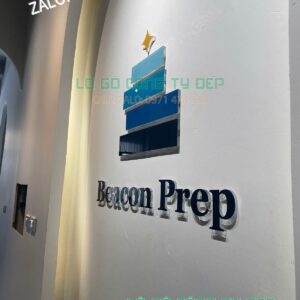 Lô gô gắn tường mica, logo in màu, in logo trên mica, logo màu chân mica trong