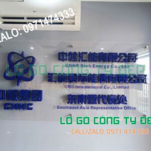 Bảng công ty chữ nổi, chữ nổi trên nền mica trong, logo chữ in màu, logo với chân 3d
